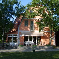 Gyopár Hotel Orosháza - Virágos bejárat