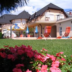 Sungarden Vendégház Keszthely - Vendégházunk  a kertből